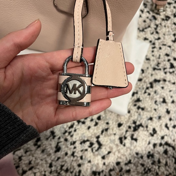 Authentic Michael Kors Pink handbag - Picture 14 of 16